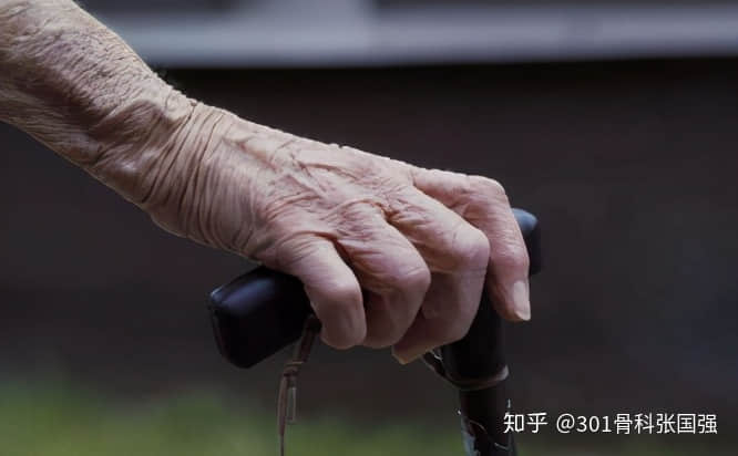 年齡「越大」，膝關(guān)節(jié)置換手術(shù)風(fēng)險(xiǎn)「越高」嗎？